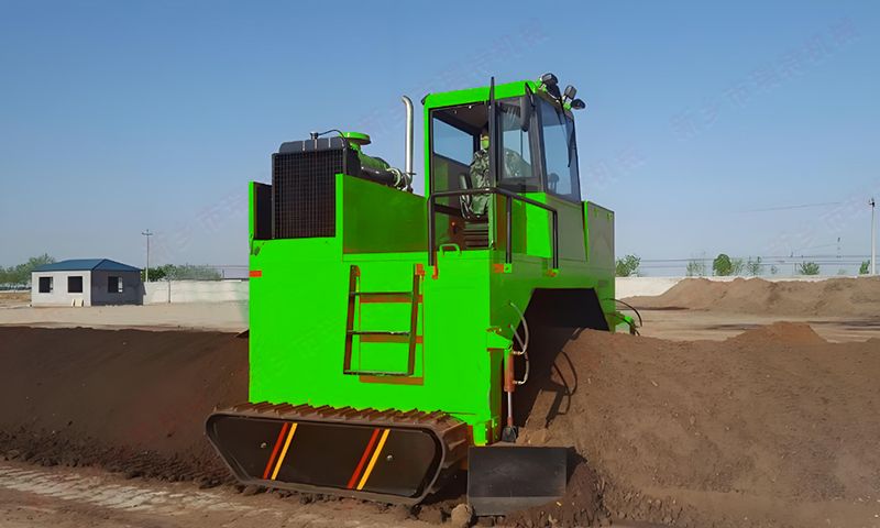 How can a crawler-type agitator achieve efficient operation without sticking to high-viscosity materials