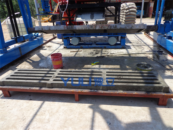 What are the advantages of using cement slatted flooring for pig farms?